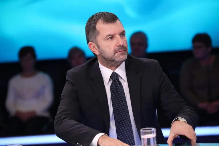 Bushati kundër Qeverisë Kurti: Me gazetarët, me Klan Kosovën, jo me pushtetin