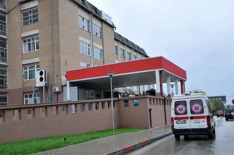 Rrëzohet duke punuar, vdes në QKUK