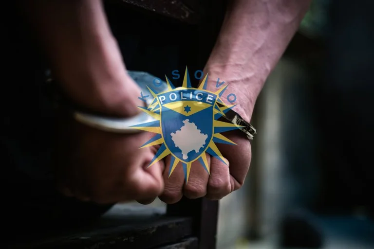 Policija je aretirala 23-letnika, iskanega in obsojenega zaradi nakupa, prodaje in posedovanja mamil.