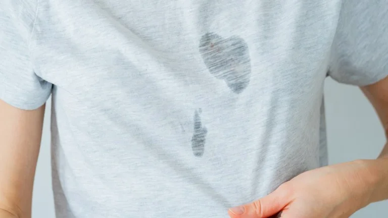 衣服に油汚れを取り除く簡単なトリック