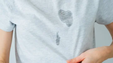 A simple trick that removes oil stains on clothing