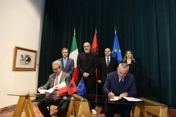 アルバニアは、戦艦の建設にイタリアと協定を締結