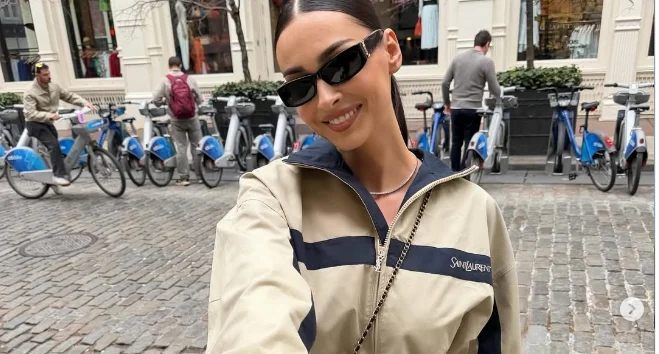 Adrola veröffentlicht Fotos in der Nähe von Capital T