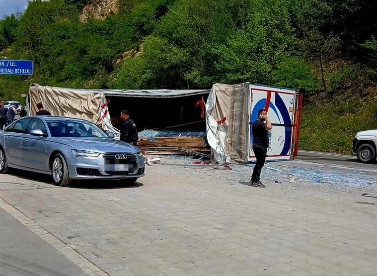 Gjilan-Kamenica軸上の2つのトラック間の事故は、道路の1レーンをロックします