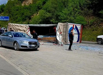 Gjilan-Kamenica軸上の2つのトラック間の事故は、道路の1レーンをロックします