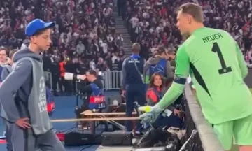 SPGの<x0ball boy”にNeuerがクラッシュし、ゴールキーパーのスタント反応