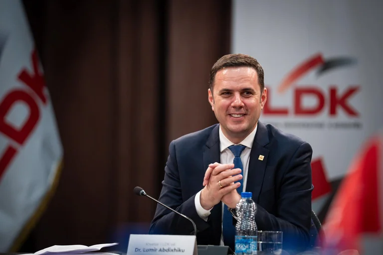 Az LDK hosszadalmas találkozójának, Lumir Abdixhiknek az LDK parlamentjében található lemondásának az oktávja.