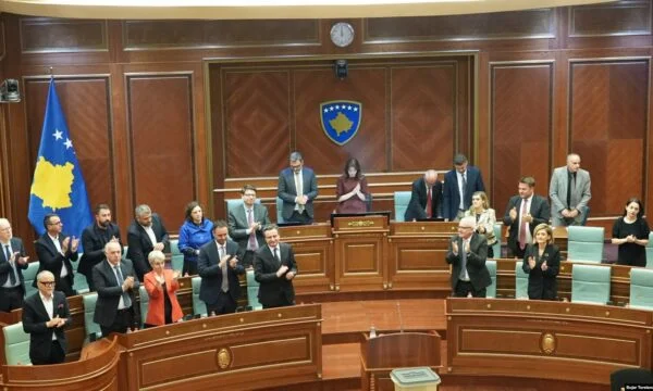 Kosovoは、最後の夜まで政治的旅行を選挙に行きます