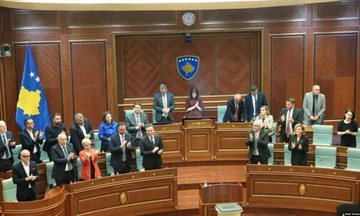 Kosovoは、最後の夜まで政治的旅行を選挙に行きます