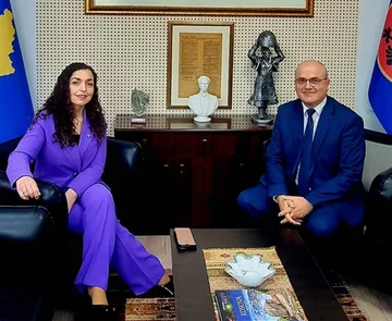 “Hadzi AvdyliがVjosa Osmani Haxhiuとビデオを公開