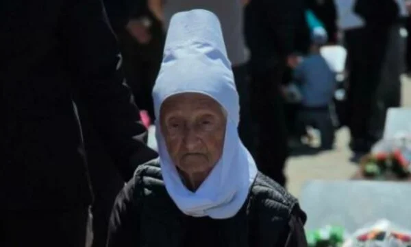 Meya Massacre: 96歳は息子の墓に立ちます