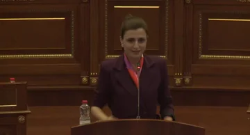 AKP、Ymer政府の取締役: 刑務所の男性を犯罪者として右折し、それらをボードに持って来る