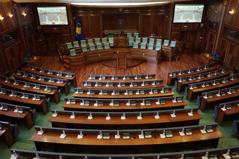 Sot regjistrohen deputetët e PDK-së dhe ata të LDK-së