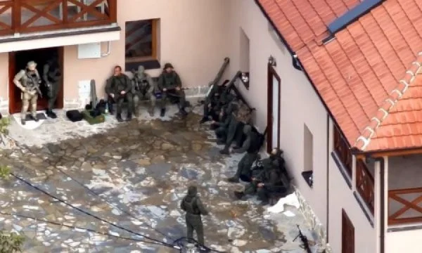 “Britma i horror a Banjska”) Taneski informa que els terroristes sèrbia van envair el dia “Rajska Banjska”