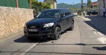 Lezha、男性と女性の犠牲者、車の中ではまだ身体の二重賞