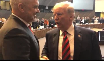 ドナルド・トランプディナーでのショットの後のエディ・ラマを報告