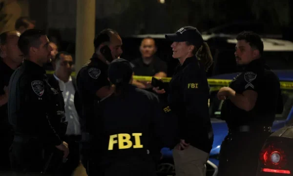 FBIは、トランプディナーで火を浴びた作家に所属するロサンゼルスの家にチェックインします。