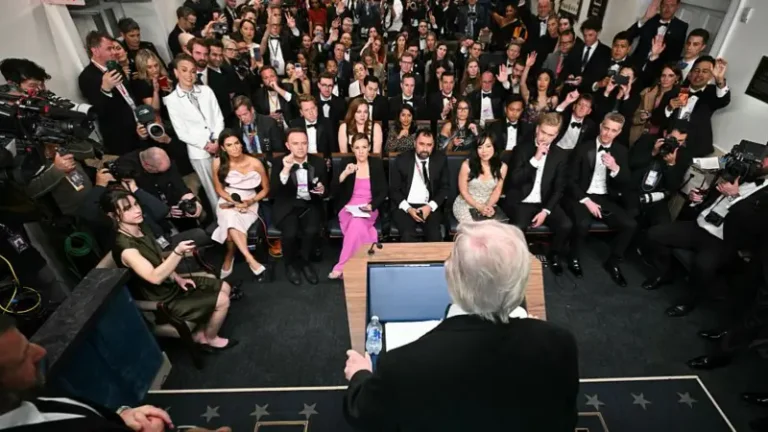白い家の夕食に攻撃する、トランプ:ロン・オカミの仕事