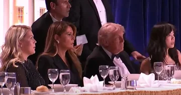 トランプとファースト・レディがホワイトハウスディナー(VIDEO)から急いでいる瞬間