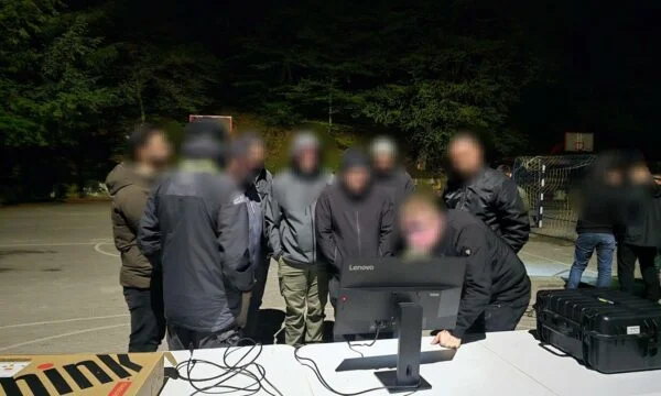 12人の警察官が認定され、ドローンや抗薬の練習を完了します。 警察は細部を提供します。