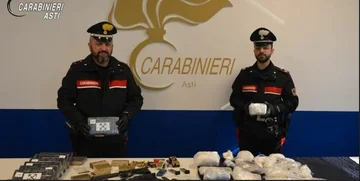 直接交通網、cocaineおよびarsenalの22kgと取られるアルバニア語