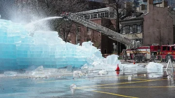 Drakes Versuch, das Datum des Eisskulptur Albums zu entdecken, scheitert, Feuerkämpfer schmelzen es
