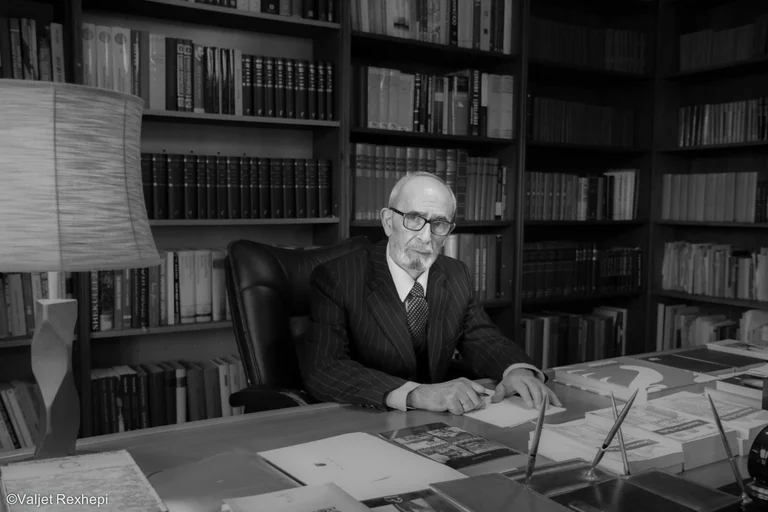 Rexhep Qosja dy, 彼の甥は、ニュースを提供します: 親密な家族の一員の存在に埋葬された