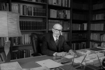 Rexhep Qosja dy, 彼の甥は、ニュースを提供します: 親密な家族の一員の存在に埋葬された