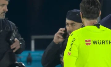 “Camp Nou”に介在する警察は、部族に精通したファンです!