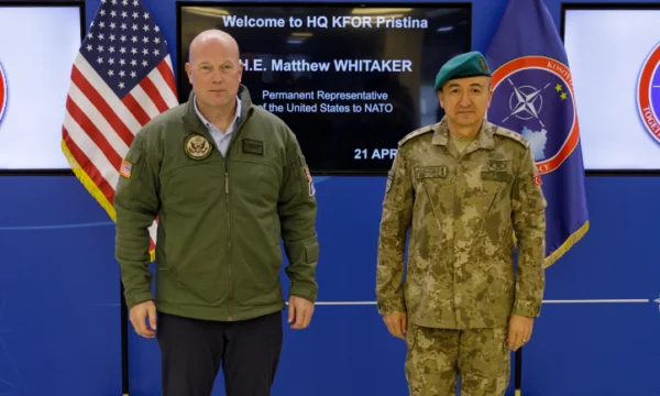 WhitakerはKFORの訪問について書いています:私達はKosovoの防衛技術を高めるのを助ける最も強力なパートナーです