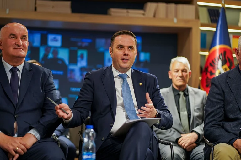 新たな選挙に向けての国, アブディシヒク動員: プロセスを交渉する失敗が終わる, しかし、LDKのためのポイントを回す