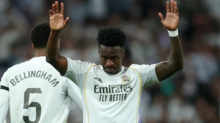 Real Madrid Fans pfeifen an Spielern während des Spiels und nach dem Sieg über Alaves
