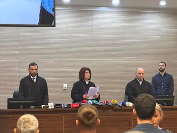 ムールゼルの文章で述べた裁判官Dermak、リドナAdemiajの殺人のためのコカ・プラバ