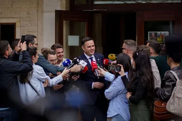 ObadiahはKurtの提供の後に反応します。他の提案は大統領が遂行されるまで議論しません