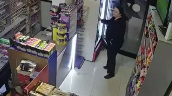 この疑わしい女性はミトロヴィカで求められている, 警察は画像を公開 (VIDEO)