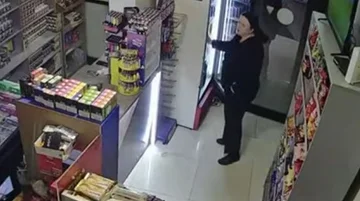 この疑わしい女性はミトロヴィカで求められている, 警察は画像を公開 (VIDEO)