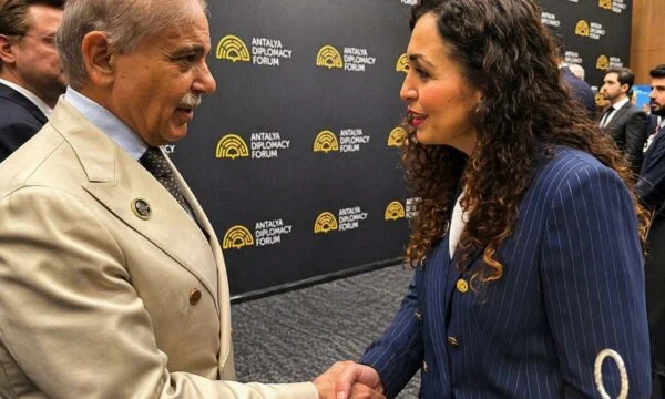 オスマンはパキスタン首相に会い、米国イラン交渉における役割を賞賛