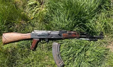 Ferizaj Silvojaの市場でロベリーのために逮捕された3人、自動兵器を押下
