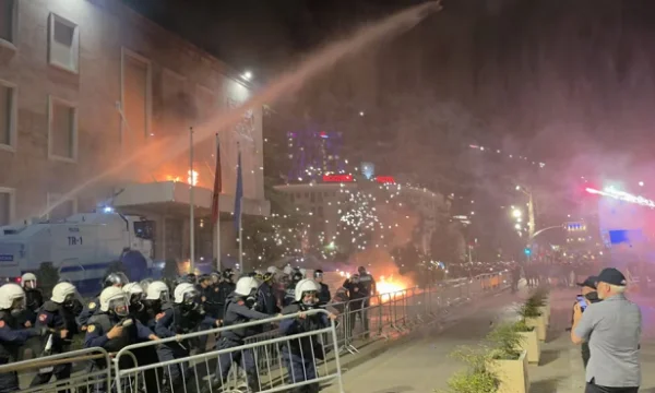 アルバニアの抗政府の抗議, ティラナで最後の夜起こったガス衝突を涙
