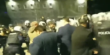 Протесты оппозиции в Албании-Молотове, фейерверки в адрес премьер-министра