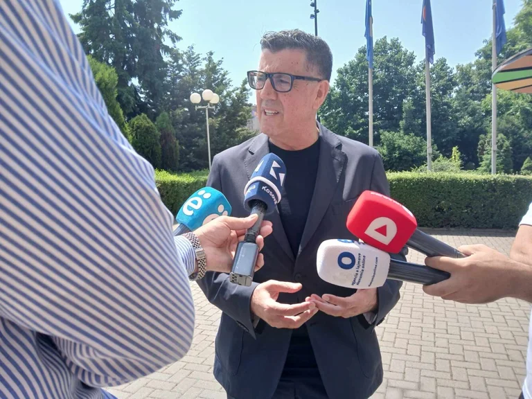 Ţi-aş da un vot, dar s-a văzut că nu mai avem 60.