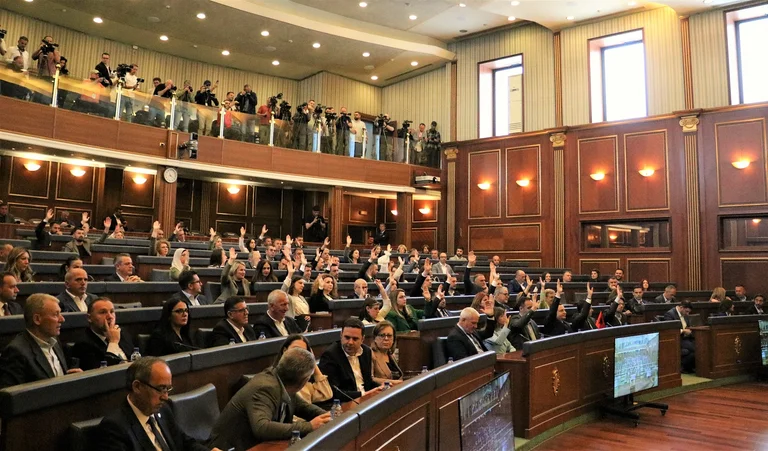 Ezek a korábbi PDK és LDK helyettesek, akiknek nem volt < x0phaca” -ük, hogy megtartsák az MP posztot