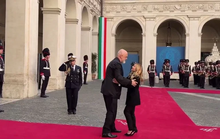 イタリアを訪問し、メロンの公式式で期待されるラマ
