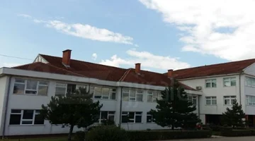 今日はMalishevaで悲劇的に死亡した彼女の学生の2人のための学校反応