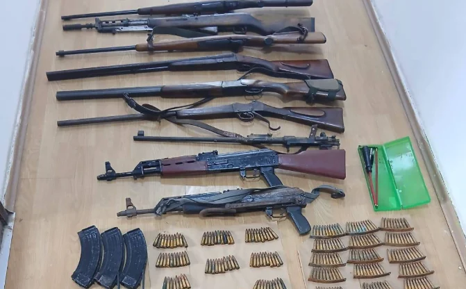 Kosovo 警察は Zubin のポックの 6 つの位置で武器を得ます