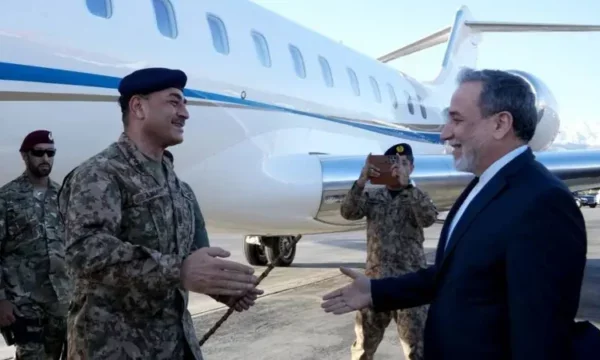 パキスタンからの委任はテランに到着し、米国イランの交渉を継続