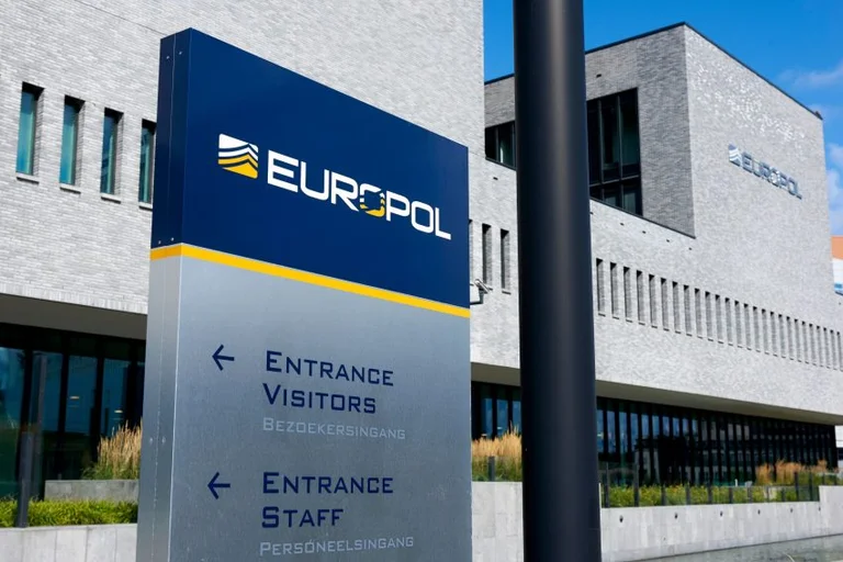 EUROOPOLはバルカンの薬物カルテルの衝突を報告します, 12 人の逮捕