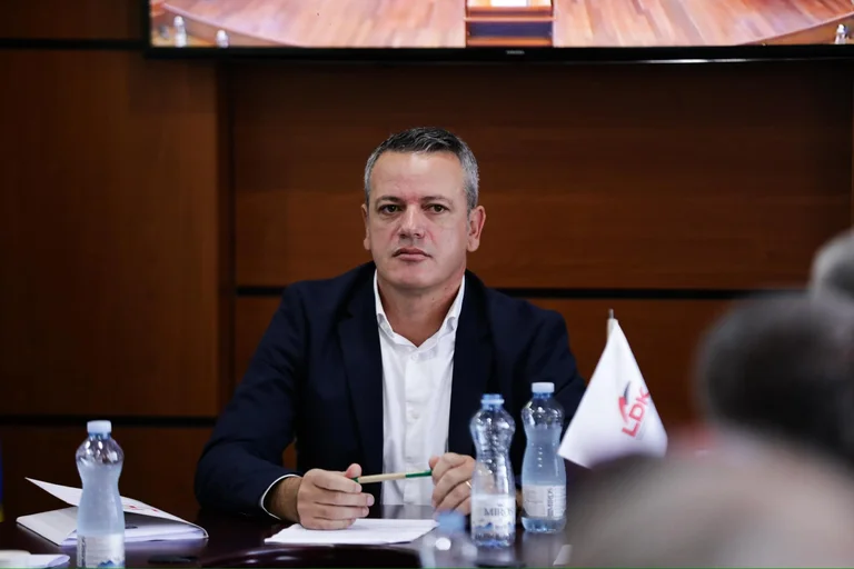 A média megzsarolásán kívül az elnökség megsértette a biztonságot