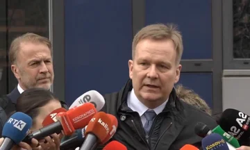 EU Emissar for Dialogue Peter Sorensen 今日は Pristina