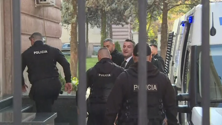 Erion Veliaj rămâne în închisoare.